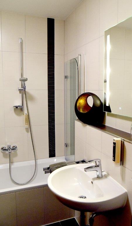 Doppelzimmer mit Balkon und Badewanne