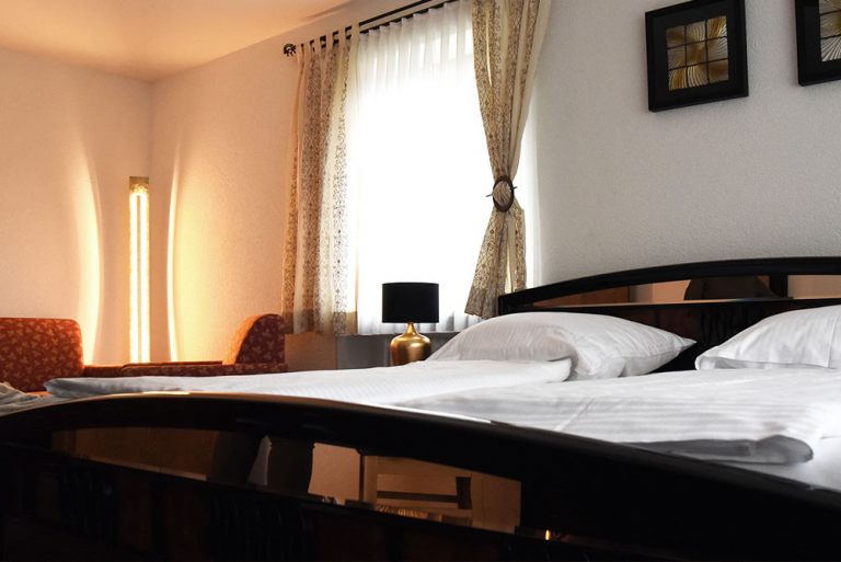 Doppelzimmer mit Balkon und Badewanne