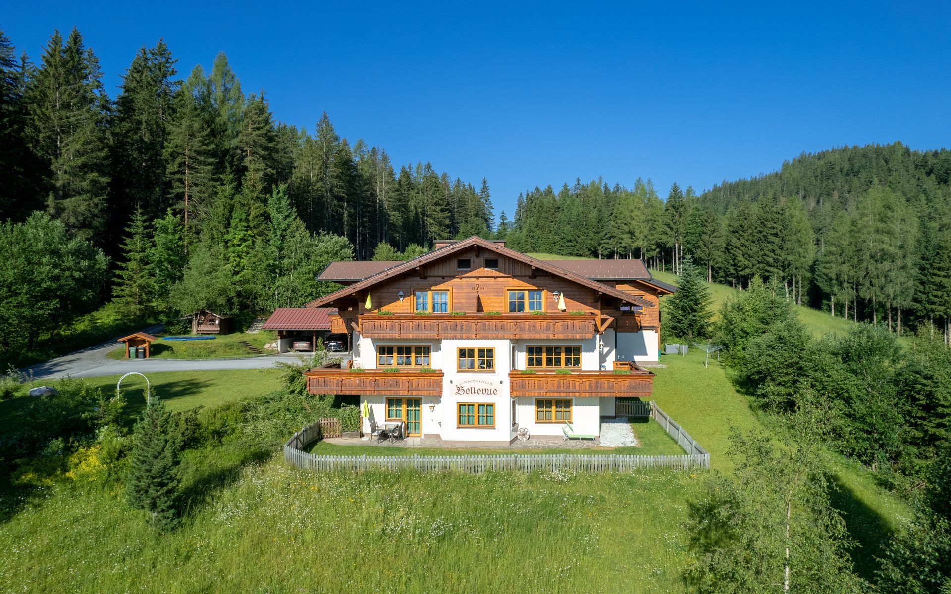 Ferienwohnung mit ebenerdigen Tür zur Wiese mit Hundezaun.