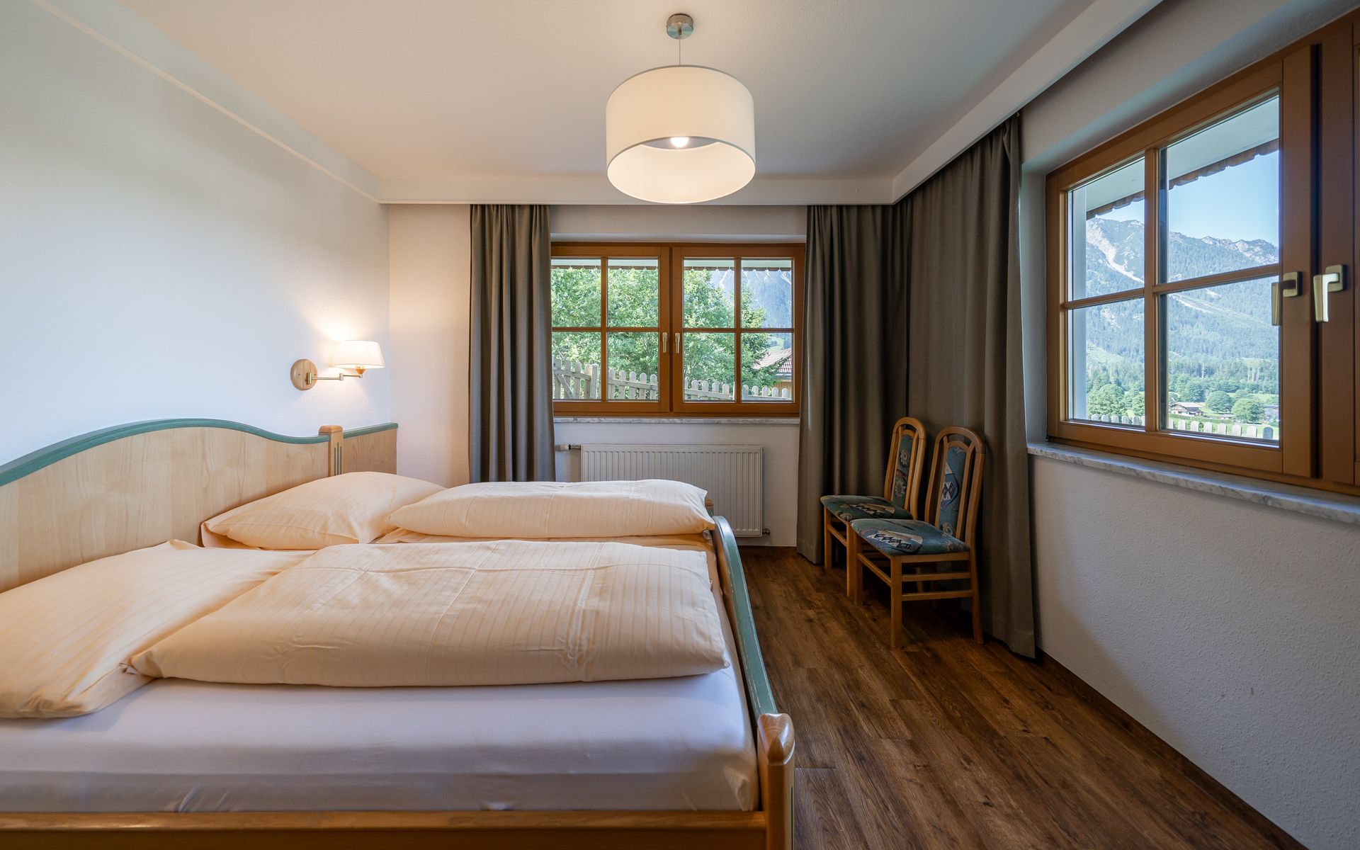 Ferienwohnung mit ebenerdigen Tür zur Wiese mit Hundezaun.