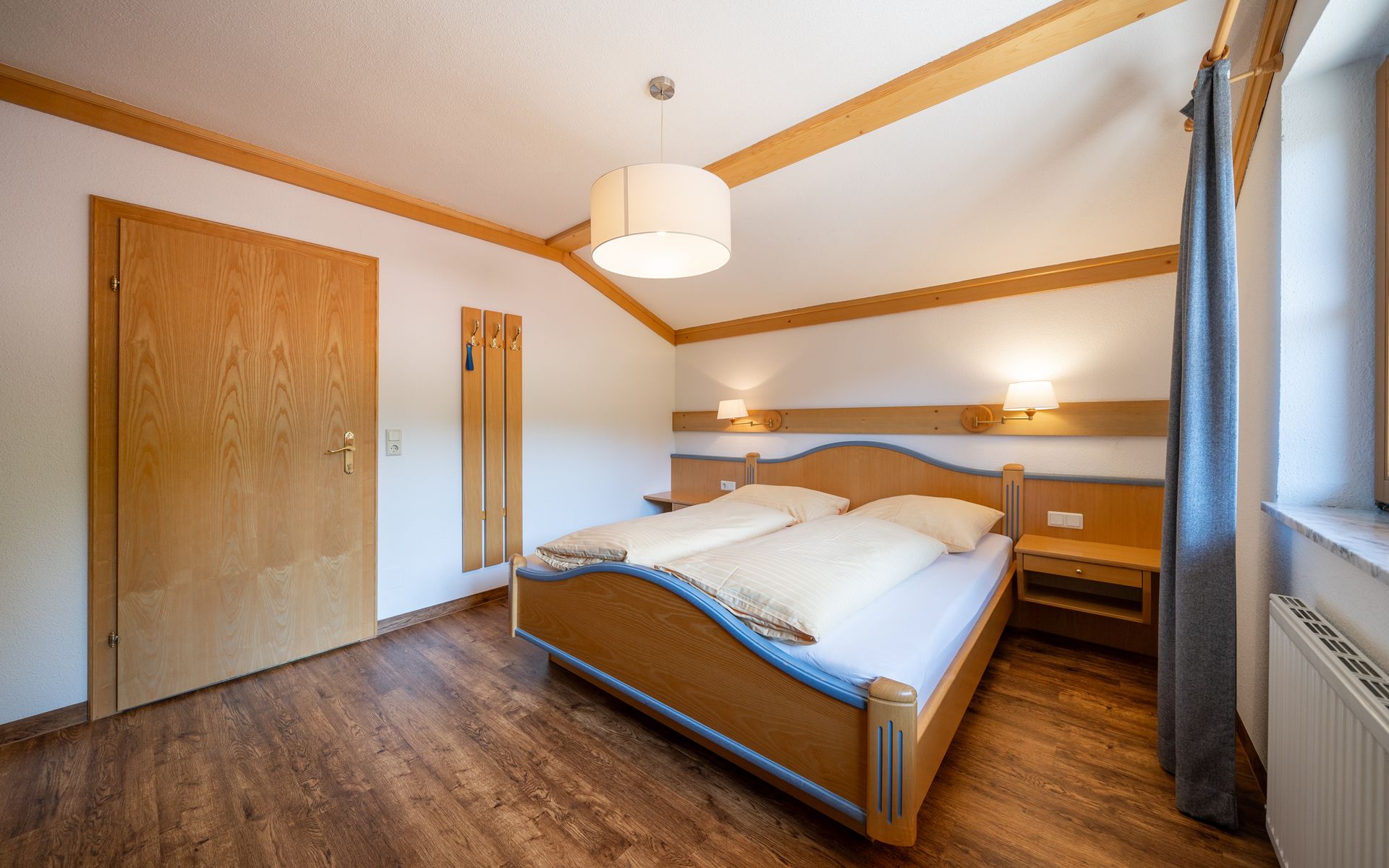 Ferienwohnung mit 2 Schlafzimmern und Balkon mit wundervollem Blick auf die Berge und ins Ennstal
