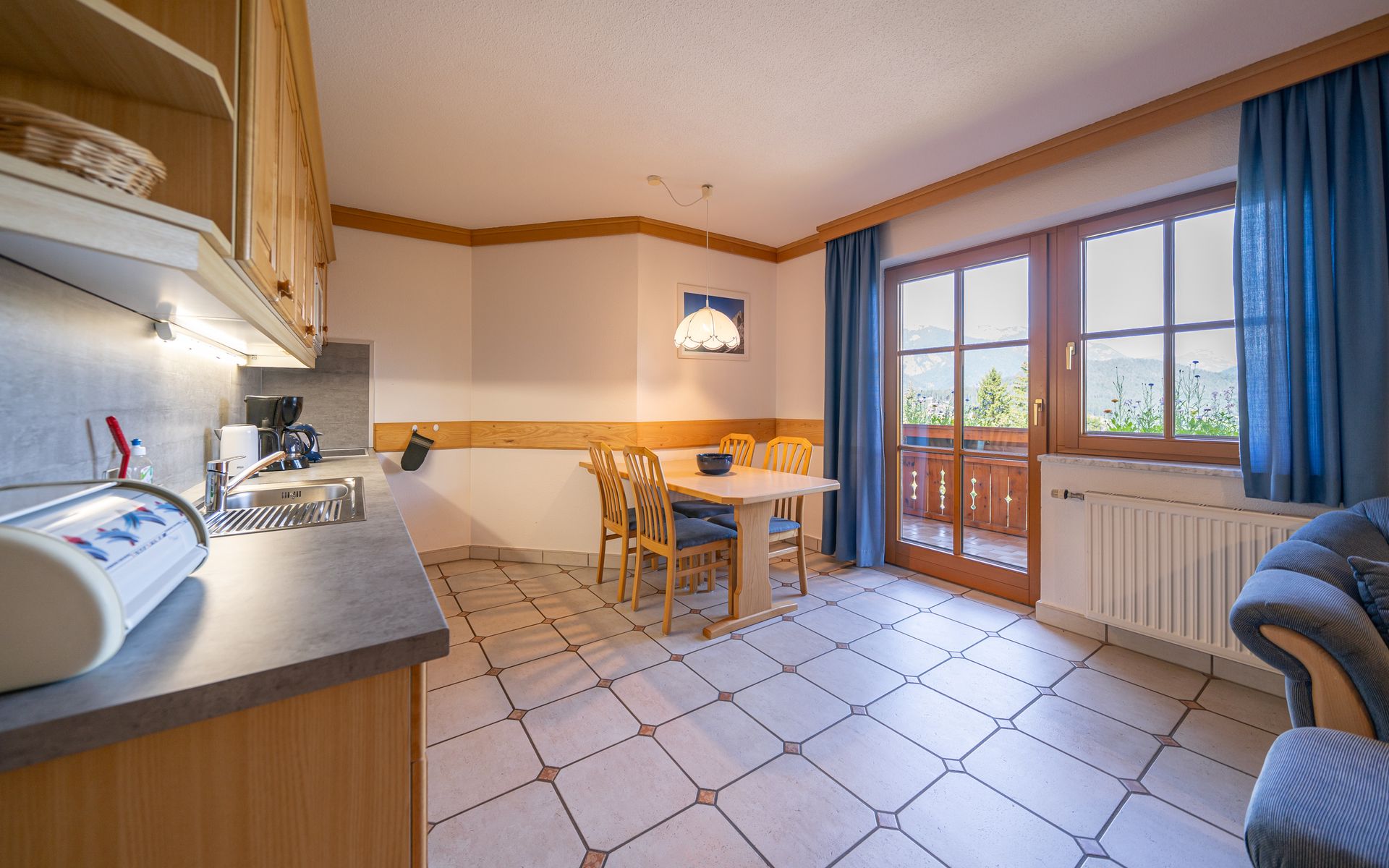 Ferienwohnung mit 2 Schlafzimmern und Balkon mit wundervollem Blick auf die Berge und ins Ennstal