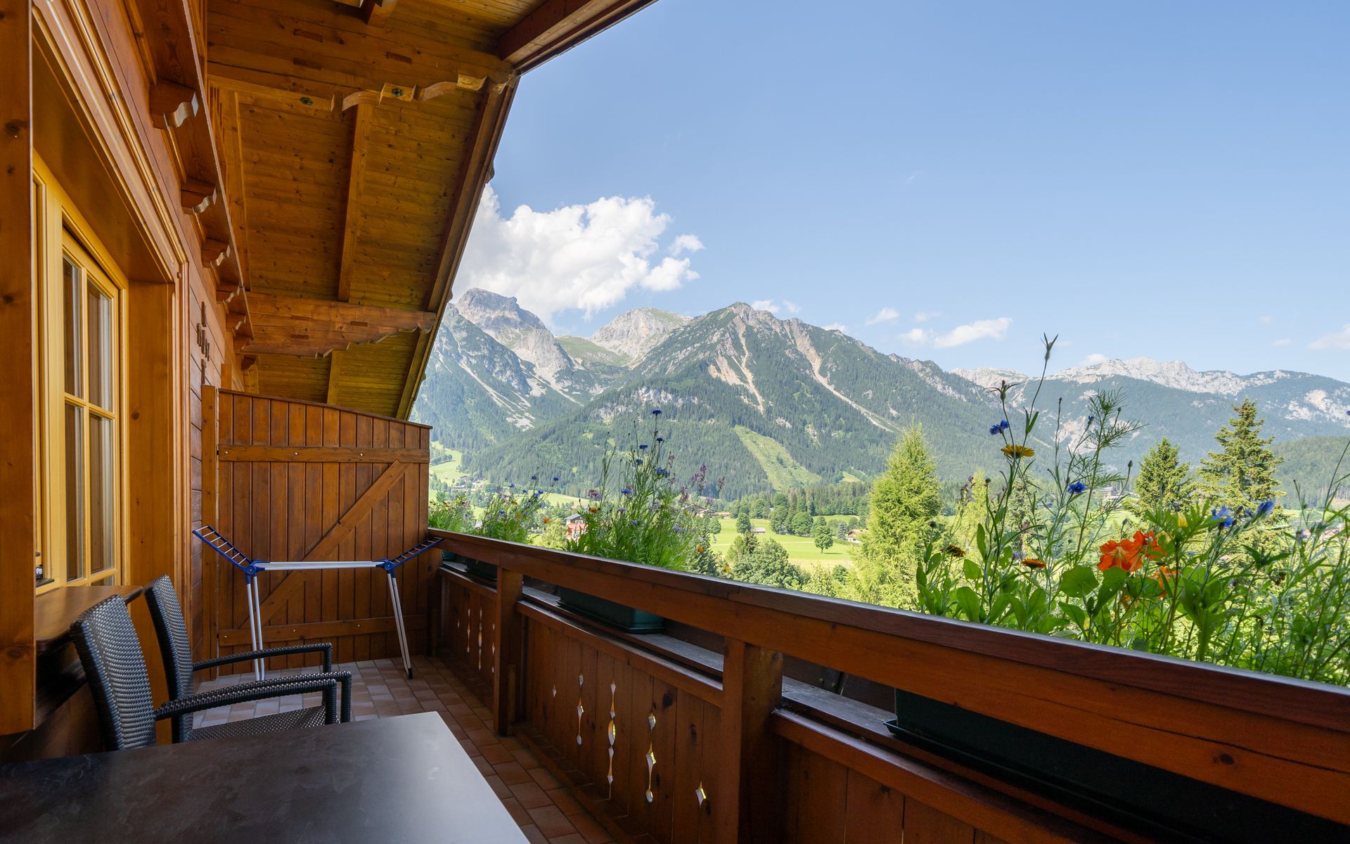 Ferienwohnung mit 2 Schlafzimmern und Balkon mit wundervollem Blick auf die Berge und ins Ennstal