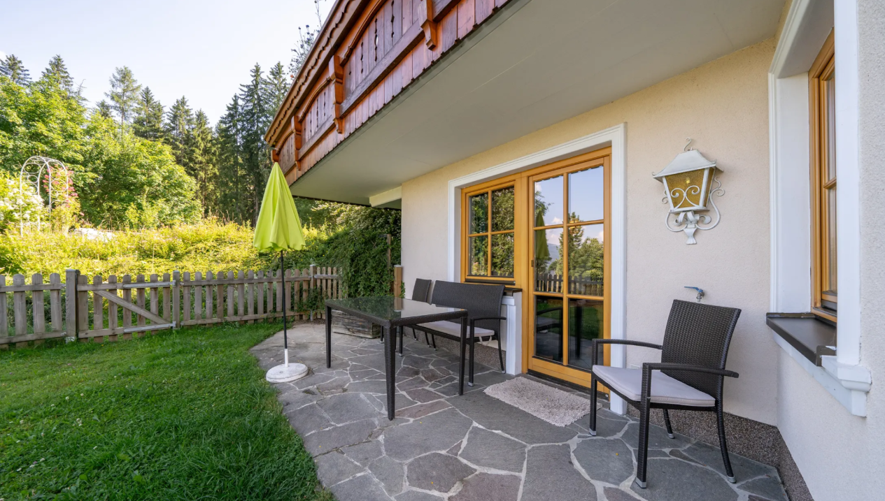 Ferienwohnung mit ebenerdigen Tür zur Wiese mit Hundezaun.