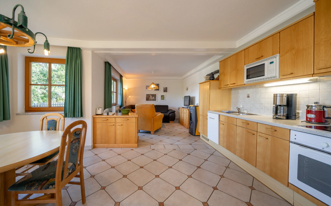 Ferienwohnung mit ebenerdigen Tür zur Wiese mit Hundezaun.