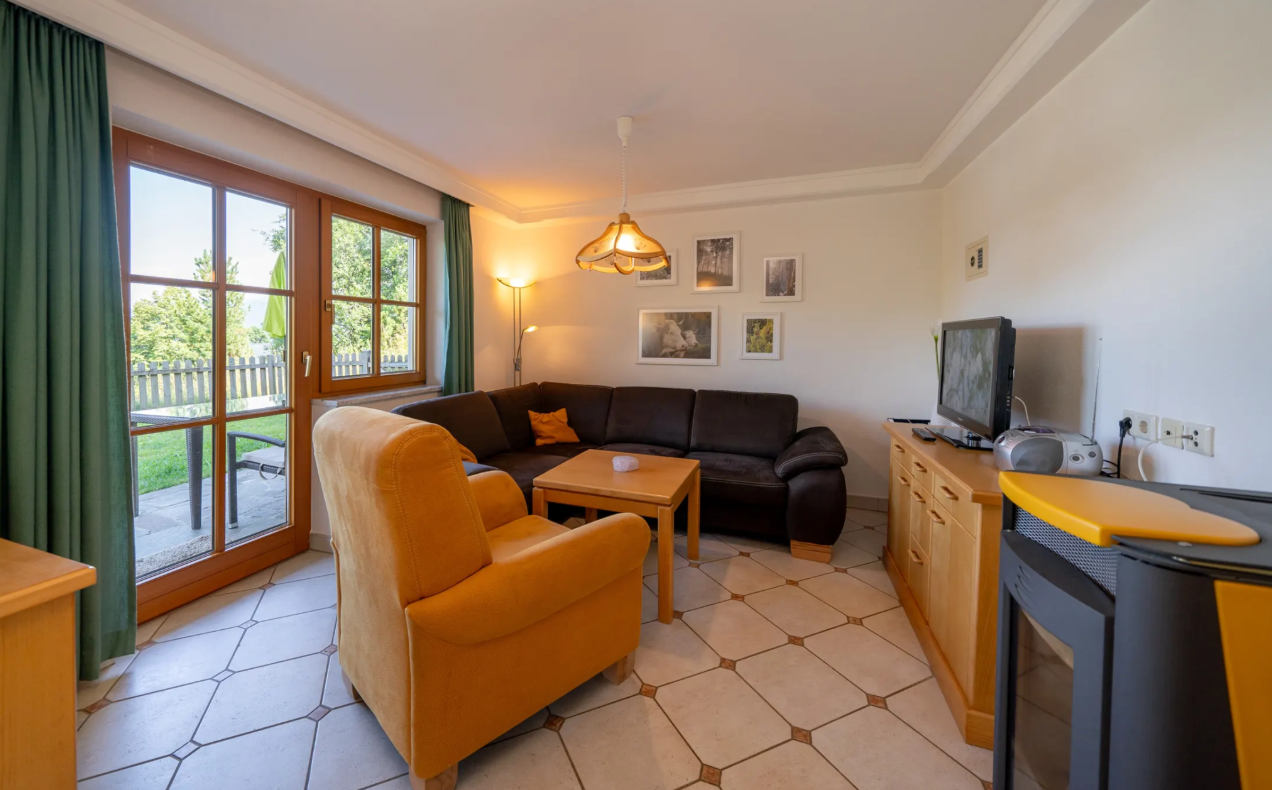 Ferienwohnung mit ebenerdigen Tür zur Wiese mit Hundezaun.