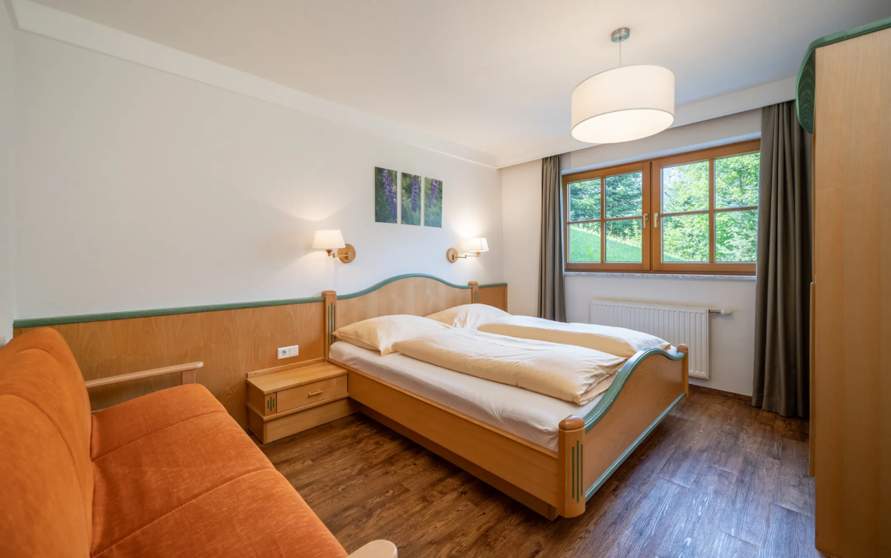 Ferienwohnung mit ebenerdigen Tür zur Wiese mit Hundezaun.