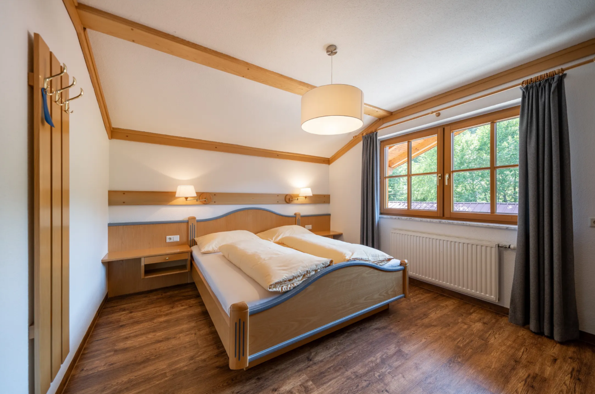 Ferienwohnung mit 2 Schlafzimmern und Balkon mit wundervollem Blick auf die Berge und ins Ennstal