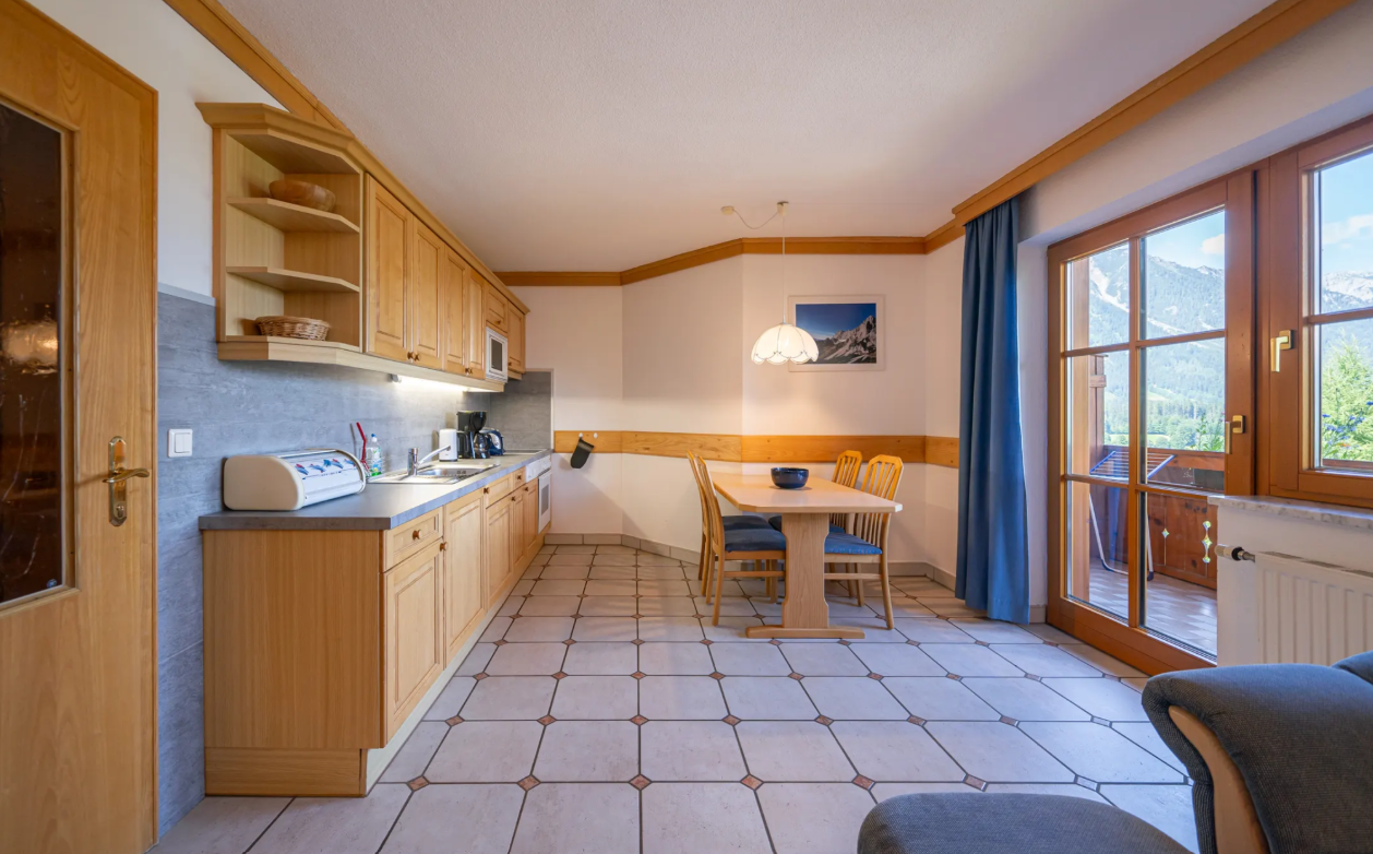 Ferienwohnung mit 2 Schlafzimmern und Balkon mit wundervollem Blick auf die Berge und ins Ennstal