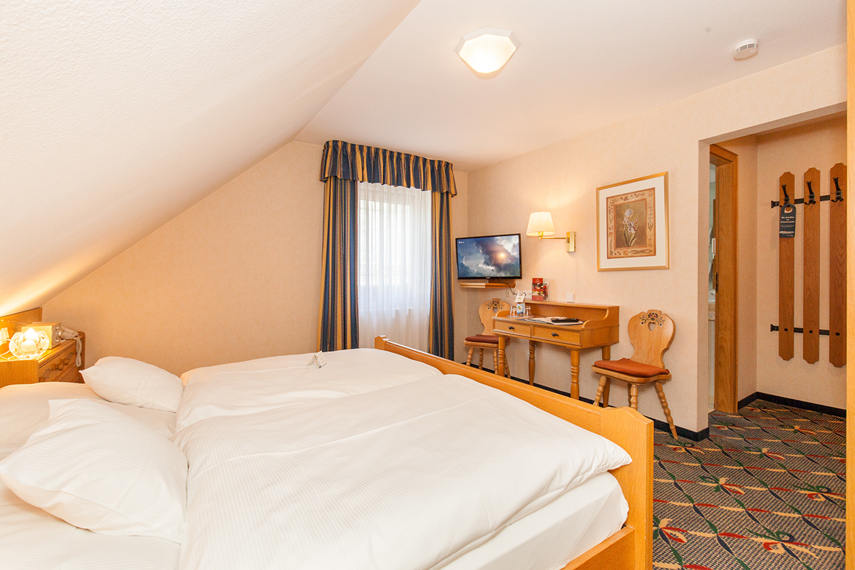 Economy Zimmer kein Balkon, Dachschräge, kurze Betten