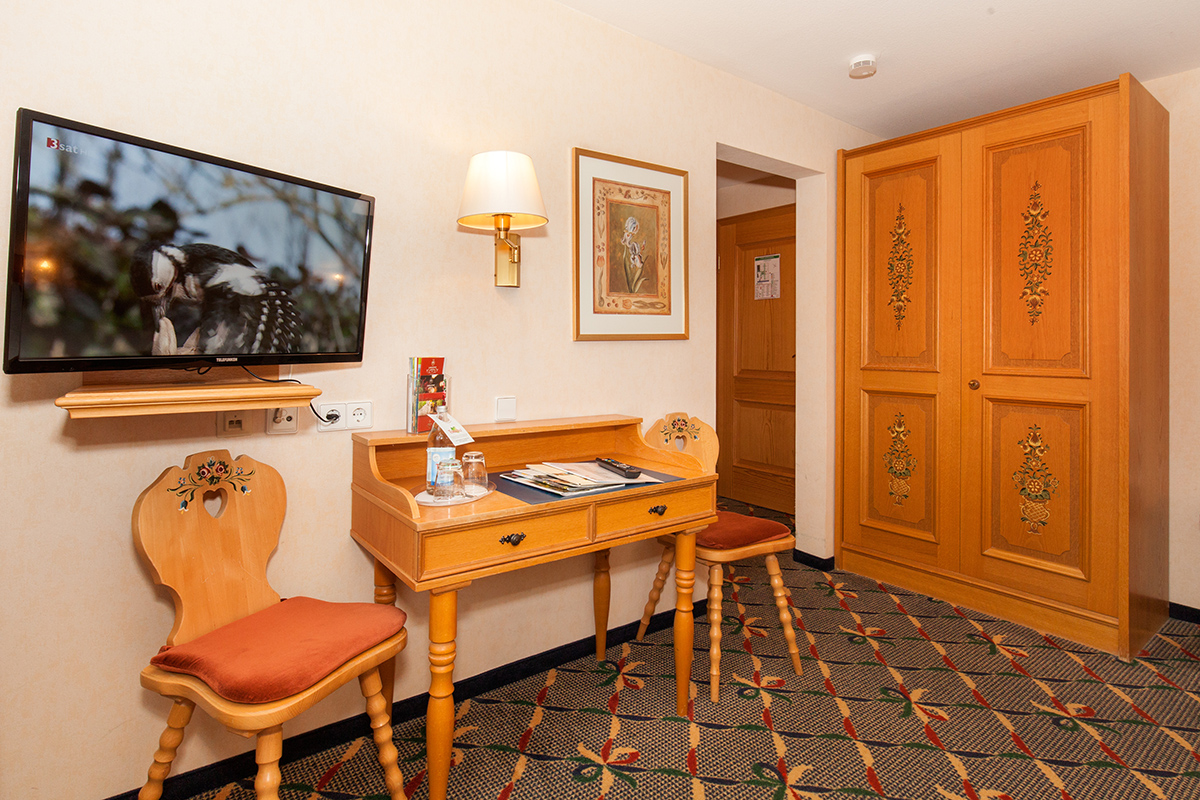 Economy Zimmer kein Balkon, Dachschräge, kurze Betten