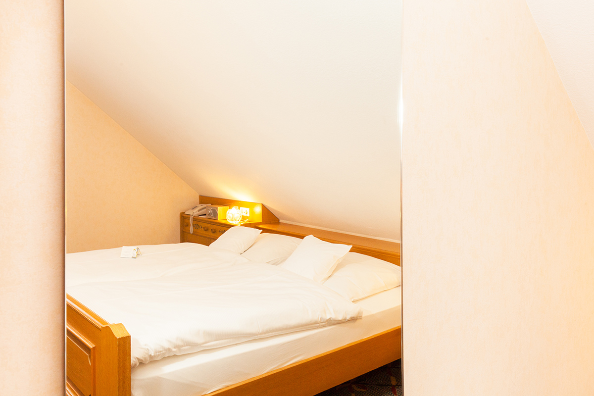 Economy Zimmer kein Balkon, Dachschräge, kurze Betten