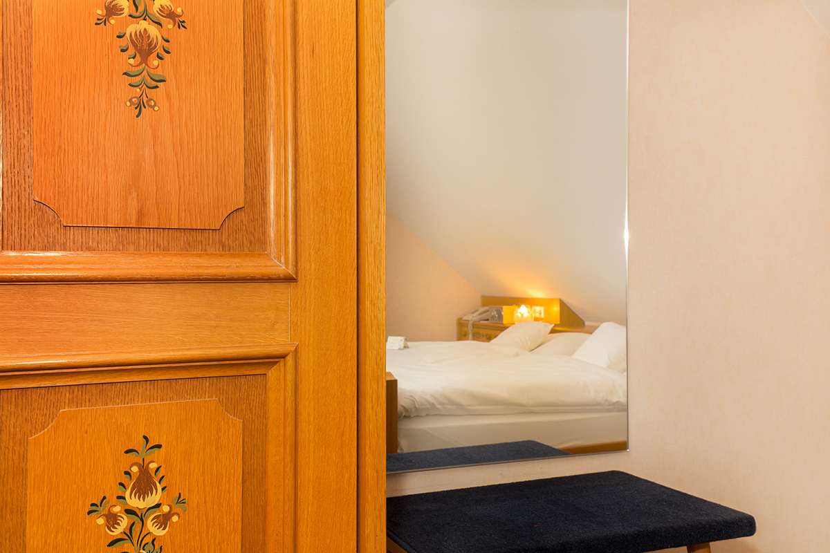 Economy Zimmer kein Balkon, Dachschräge, kurze Betten