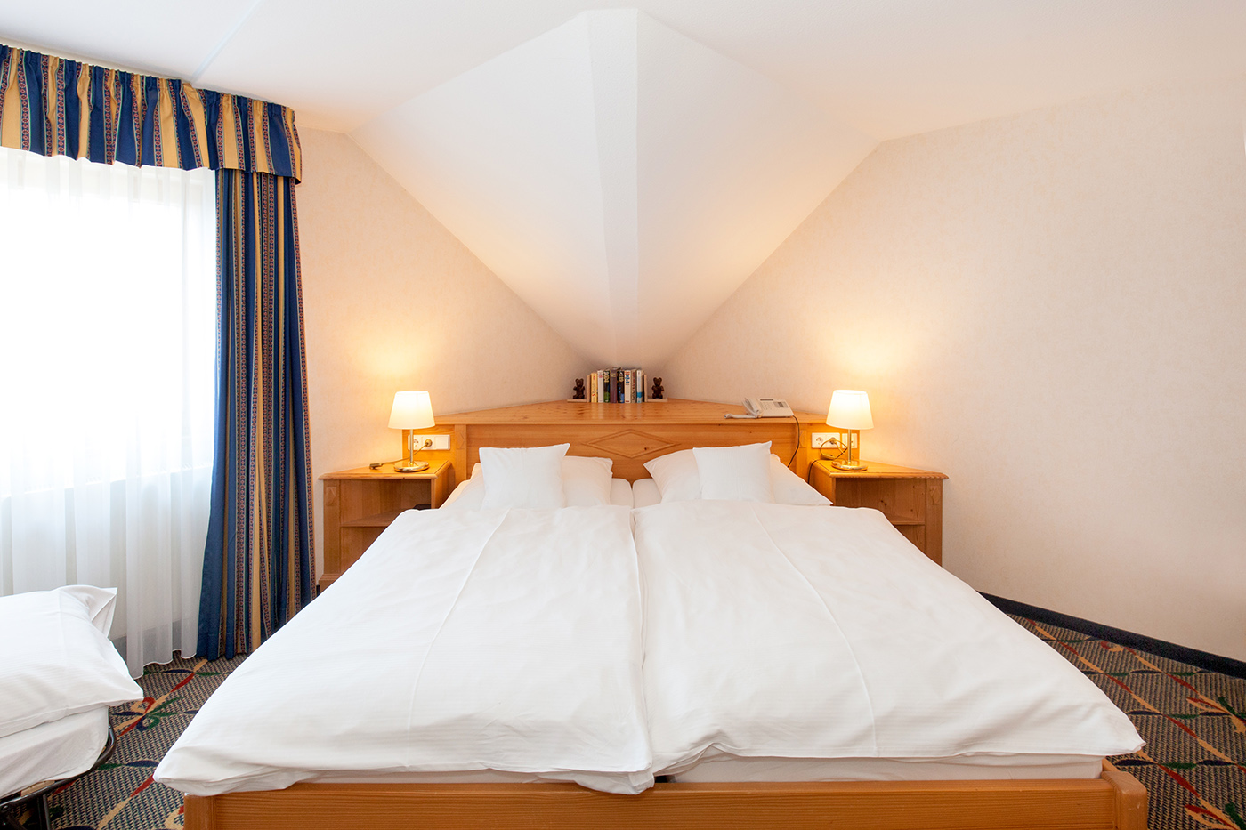 Comfort Plus Zimmer A zur Straße mit Balkon