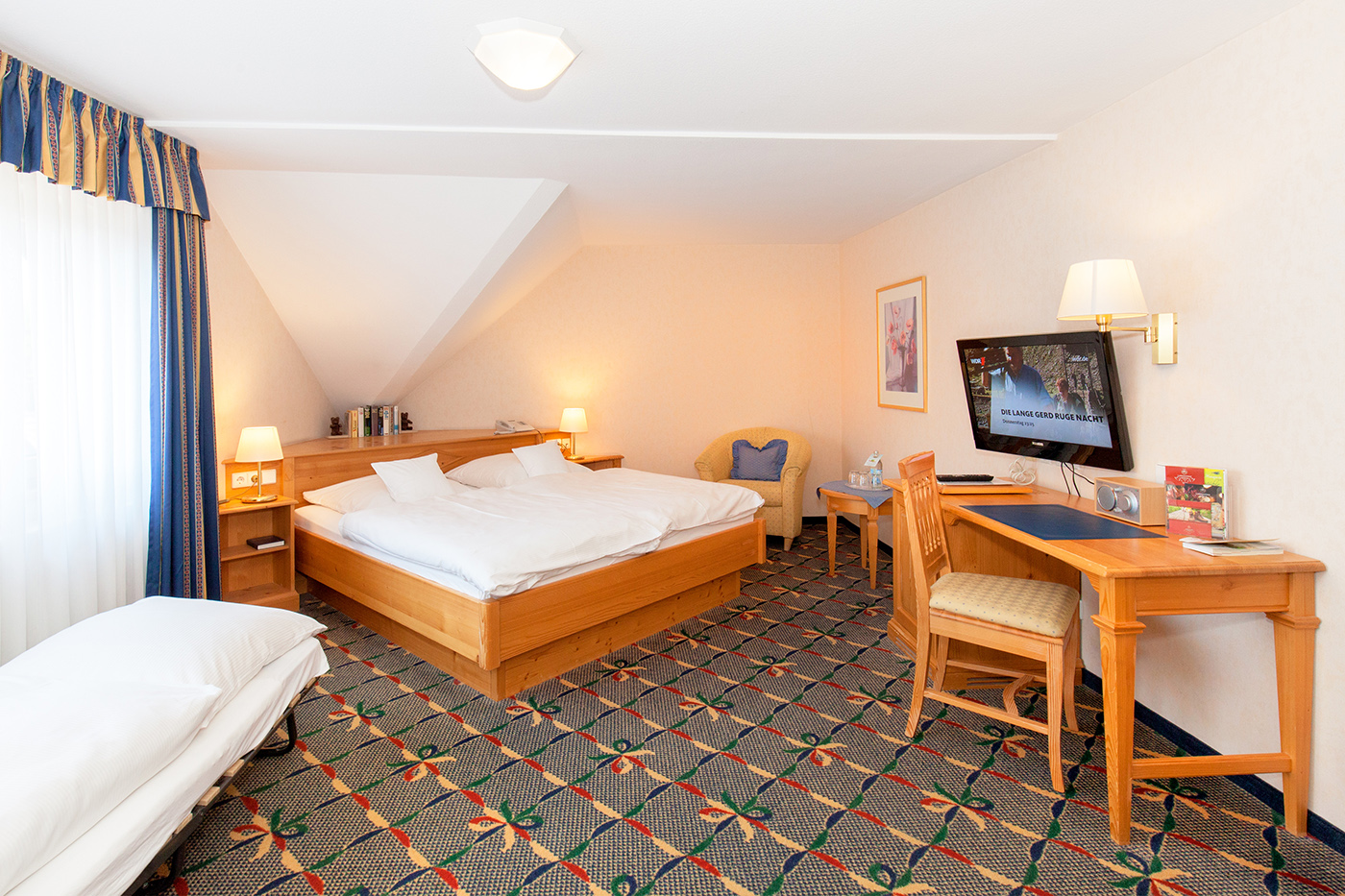 Comfort Plus Zimmer B zur Straße mit Balkon